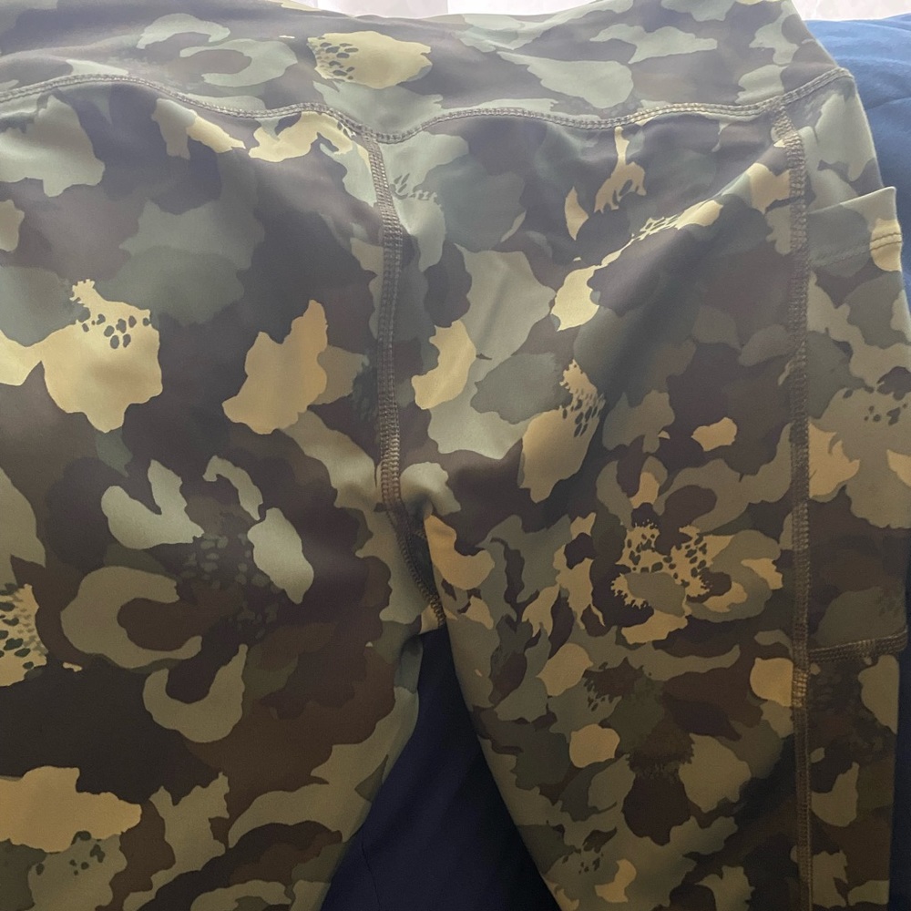 XS Avia army green, patterned workout capris